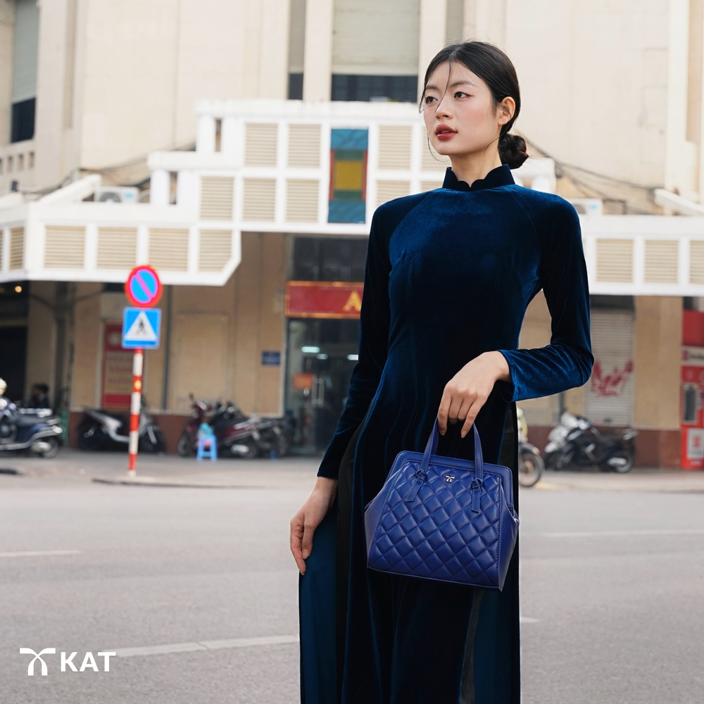 túi cầm tay màu xanh cobalt sẫm 3in 1 Hallie da thật