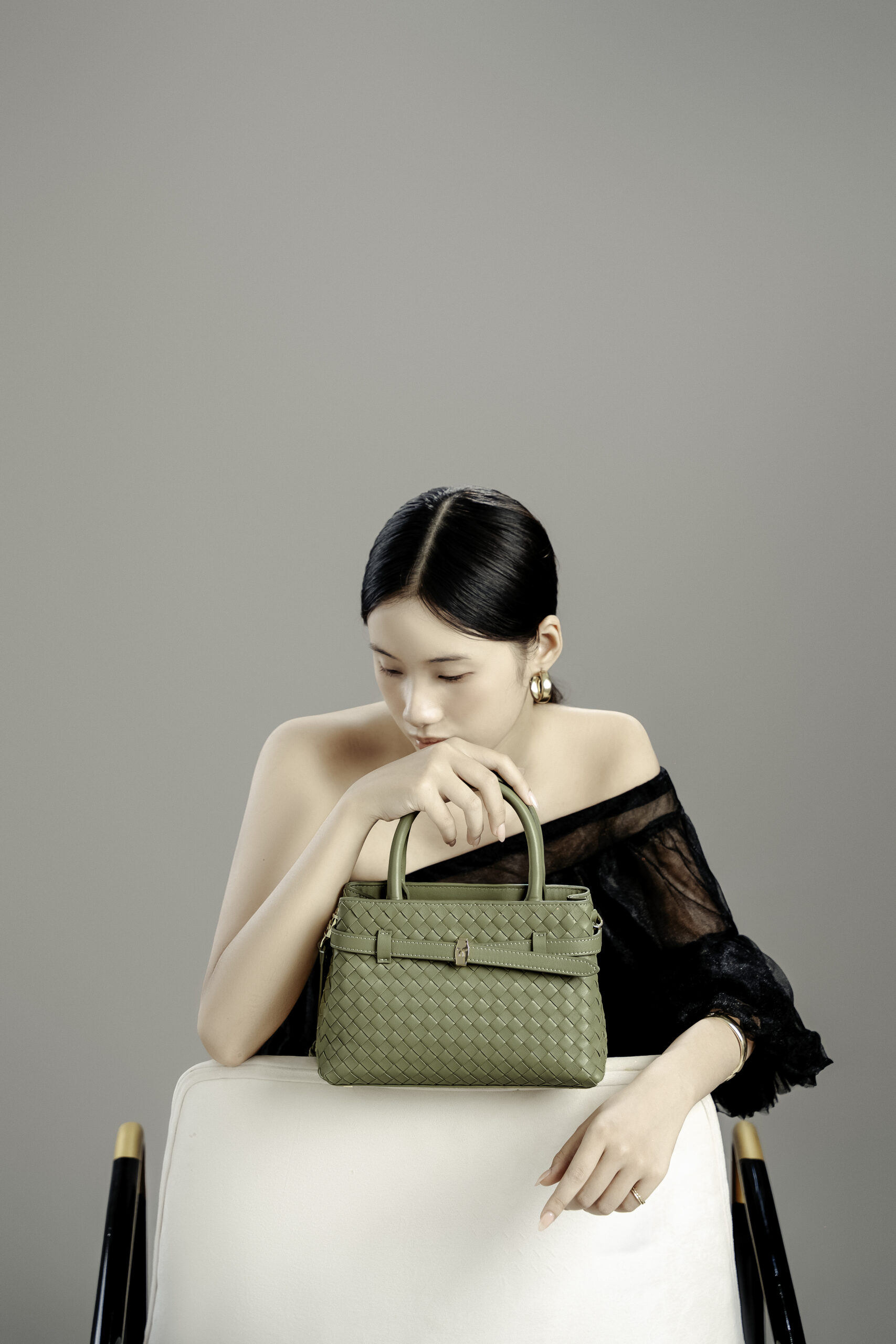 Túi Sita màu xanh sage green dễ dàng phối hợp với trang phục