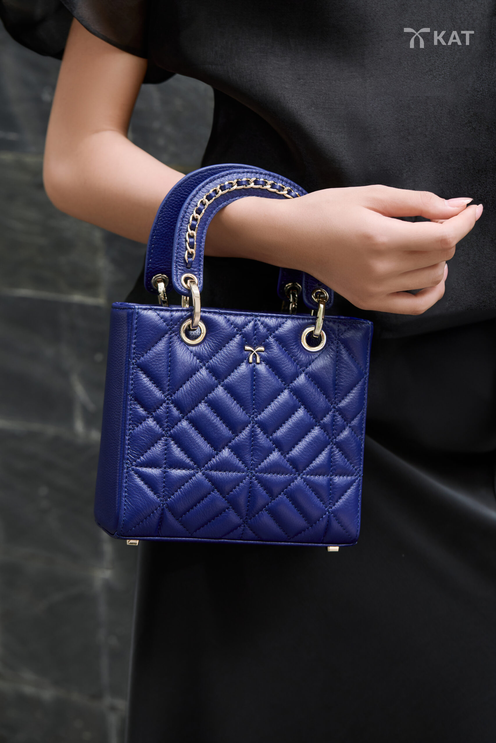 Túi Becky Mini màu xanh cobalt có thể kết hợp với nhiều phong cách khác nhau 