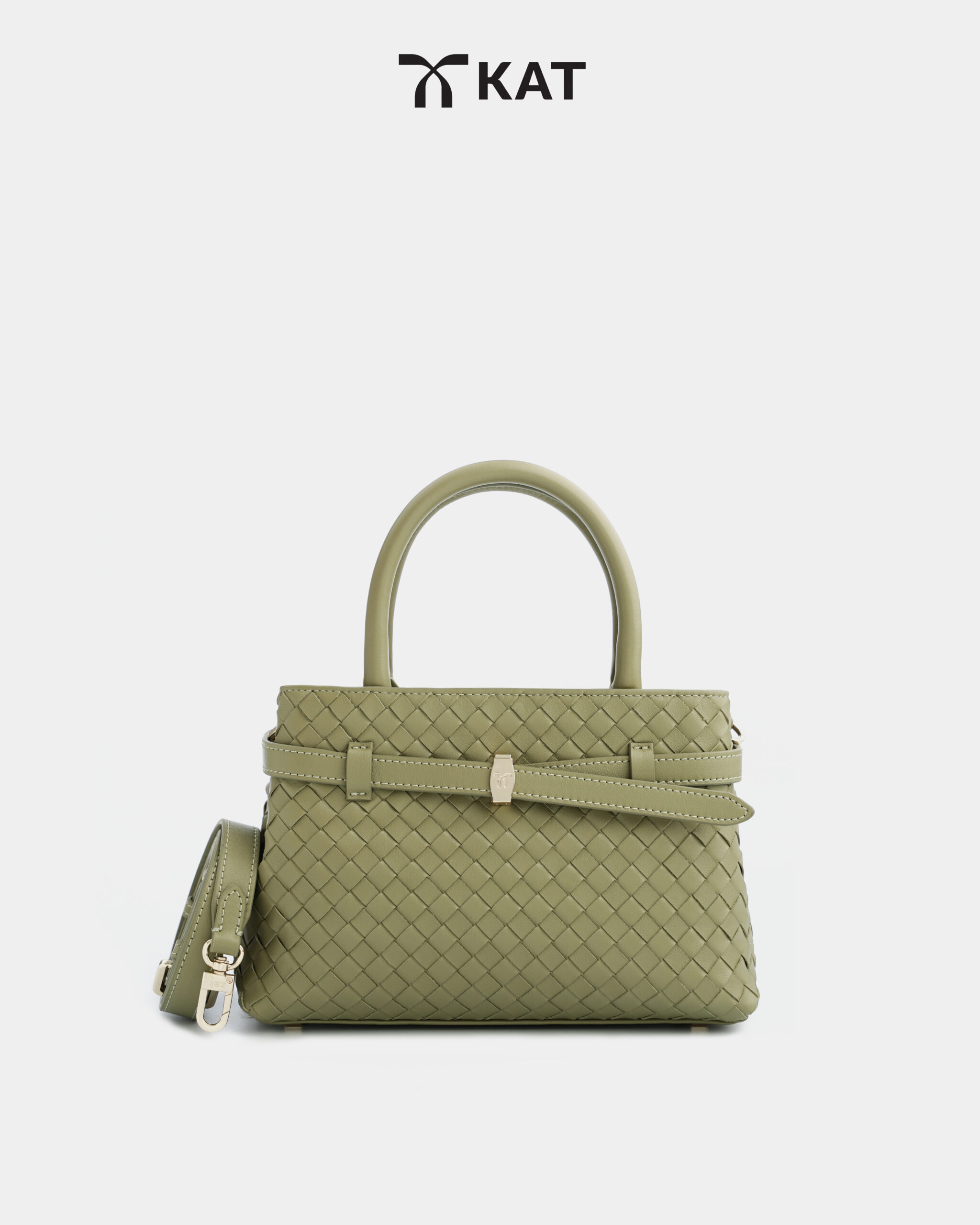Túi xanh sage green với thiết kế 2 mặt linh hoạt trong mọi tình huống