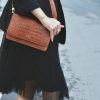 Túi đeo chéo thật da thật Kat – Heidi dập vân màu nâu
