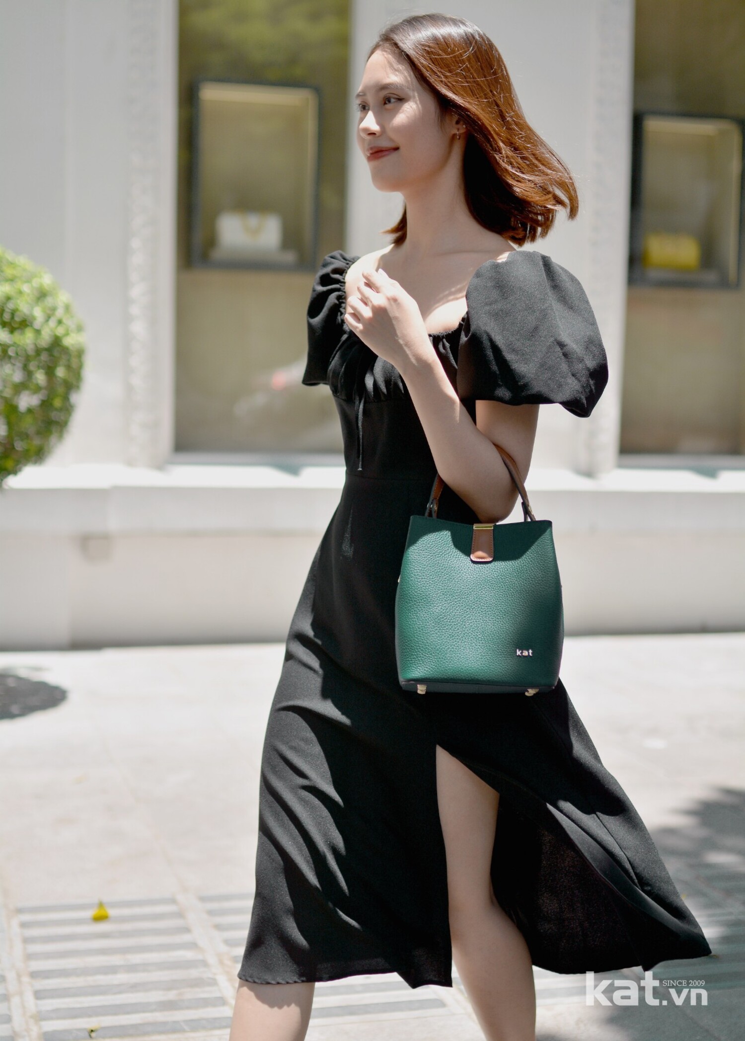 Túi bucket màu xanh rêu Jane có thể kết hợp với nhiều loại trang phục, tôn lên sự tinh tế trong mỗi outfit 