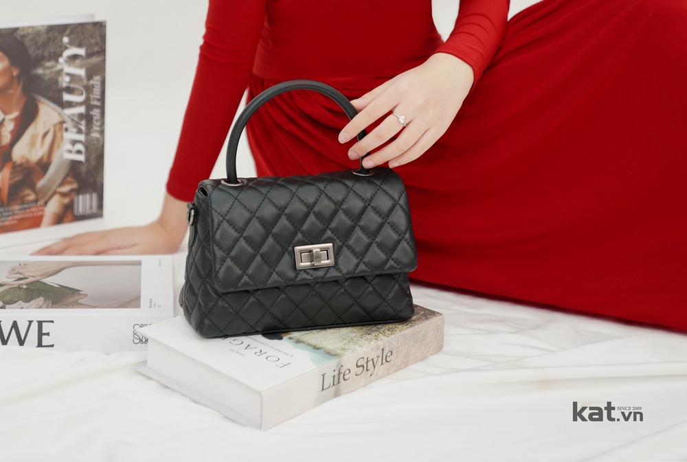 Kat nâng niu từng chiếc túi, từng sản phẩm, đem đến trải nghiệm mua sắm tuyệt vời cho khách hàng