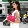 Túi cầm tay da thật Kat – Cara màu hồng fuchsia