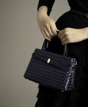 Túi cầm tay màu xanh navy Sita da thật