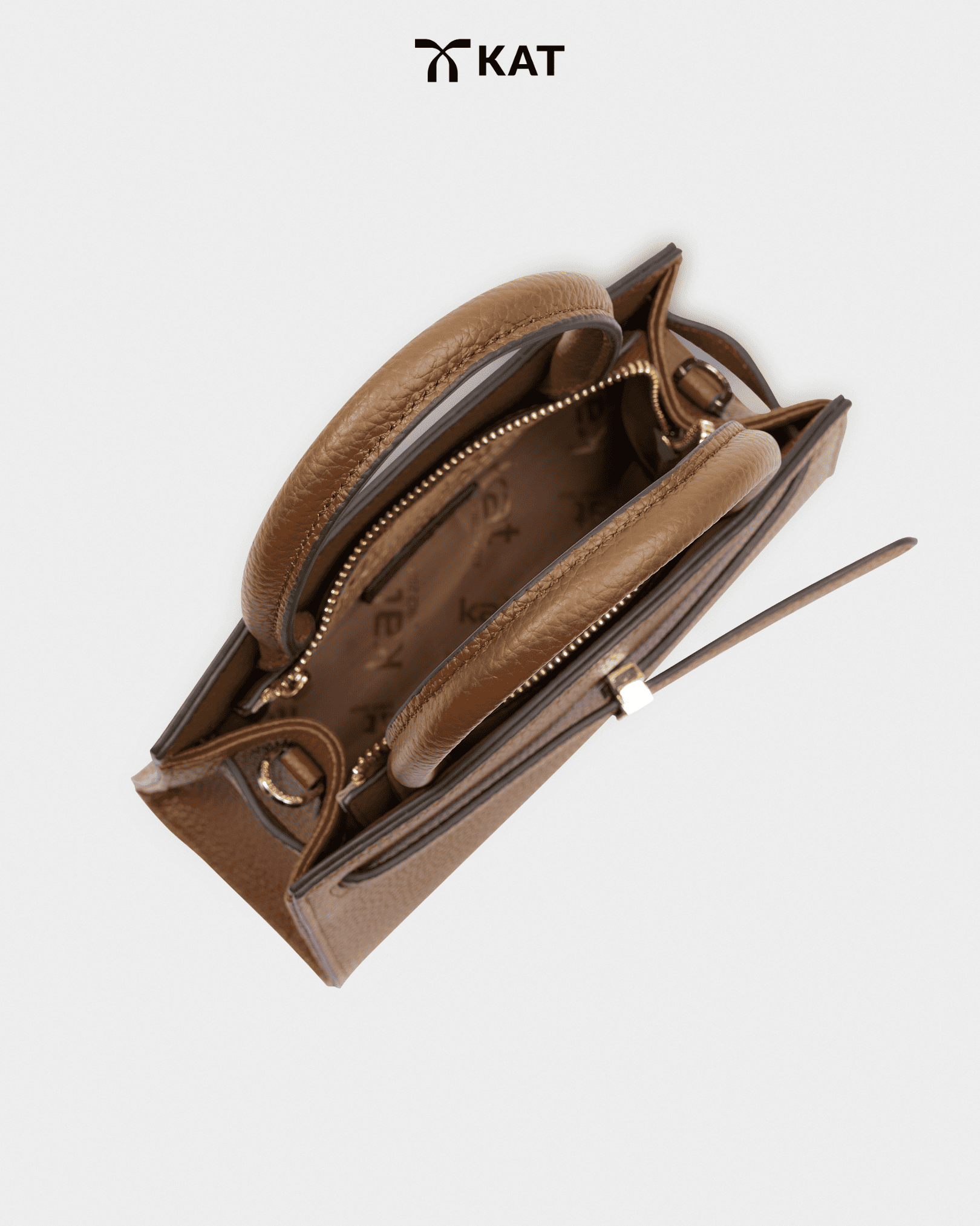 Tui cam tay mau nau caramel Ciara da that