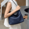 Túi hobo màu xanh navy Mono da thật