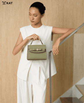 Túi cầm tay màu xanh sage green Moss da thật