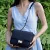 Túi đeo chéo màu xanh navy Mira da thật