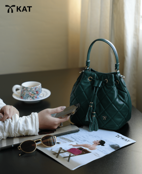 Túi bucket màu xanh sẫm Zoe da thật